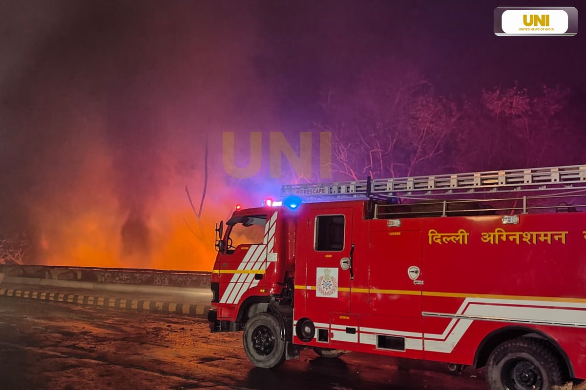 In Photos | A massive fire breaks out at an NDMC godown in the Safdarjung area in Delhi.

📸: Ritik Jain / UNI 

#NDMC | #NDMCFire | #Safdarjung | #DelhiFire | #FireAlert | #EmergencyResponse | #Delhi | #UNI