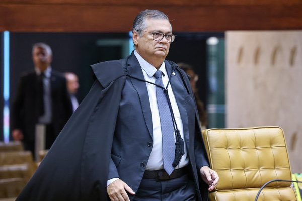 lazarorosa25's tweet image. Lista dos “penduricalhos” suspensos pelo ministro Flávio Dino que inflavam supersalários no serviço público:

- Auxílio iPhone
- Auxílio panetone
- Auxílio peru
- Licença compensatória em dinheiro
- Gratificações por acúmulo de funções
- Auxílio-locomoção
- Auxílio-combustível…