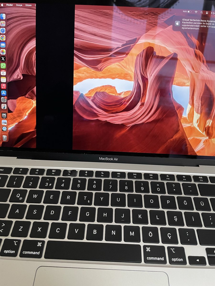 Macbook kalitesi ve sağlamlığı ile meşhur olabilir ama ben ekranın şeridini bozmuşta olabilirim bu benim özelliğim bir şeyleri bozmak 😂😂✌️