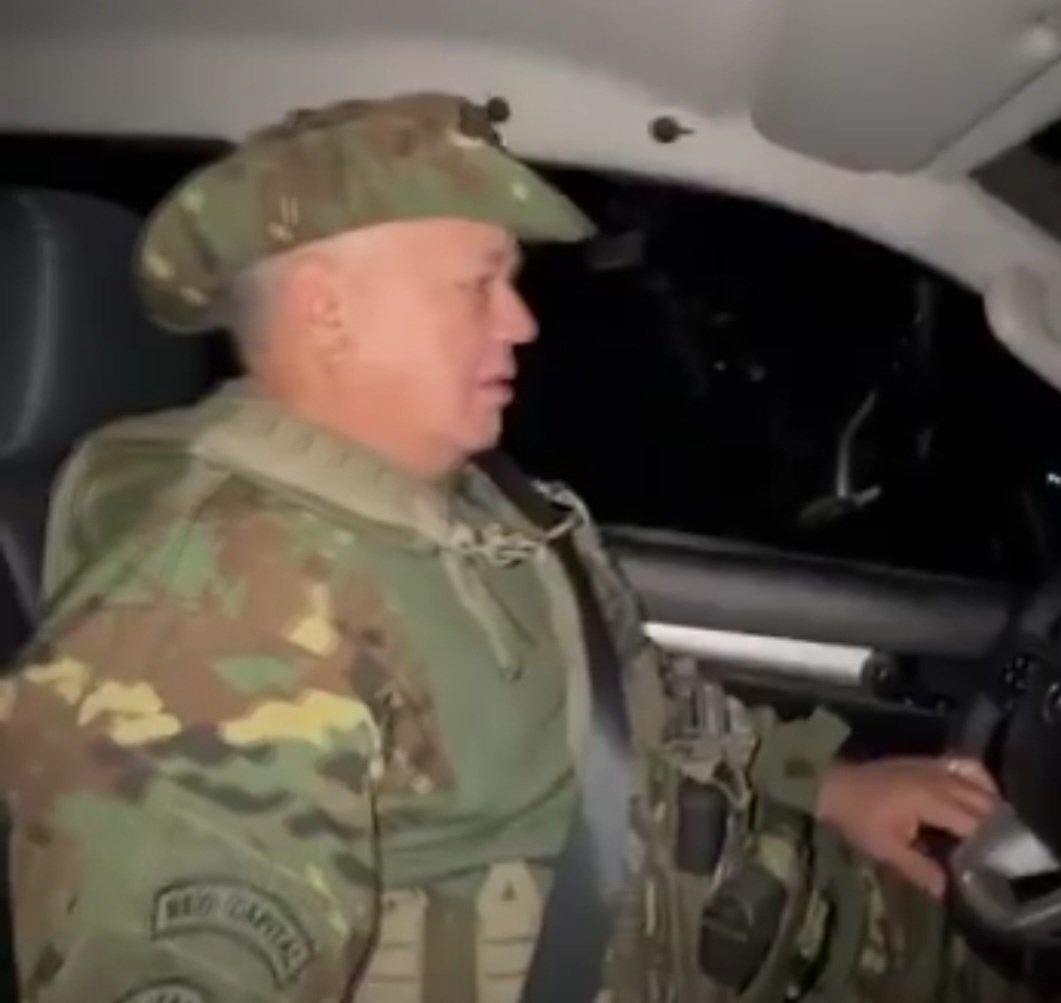 Diosdado Cabello se esconde y duerme en la Embajada de España...Sabe que su arresto es cuestión de tiempo...Solo sale de madrugada...Lo peor es que lo capturaran el FBI y el Sebin, la misma policía que utilizó durante años para sembrar el terror en Venezuela.