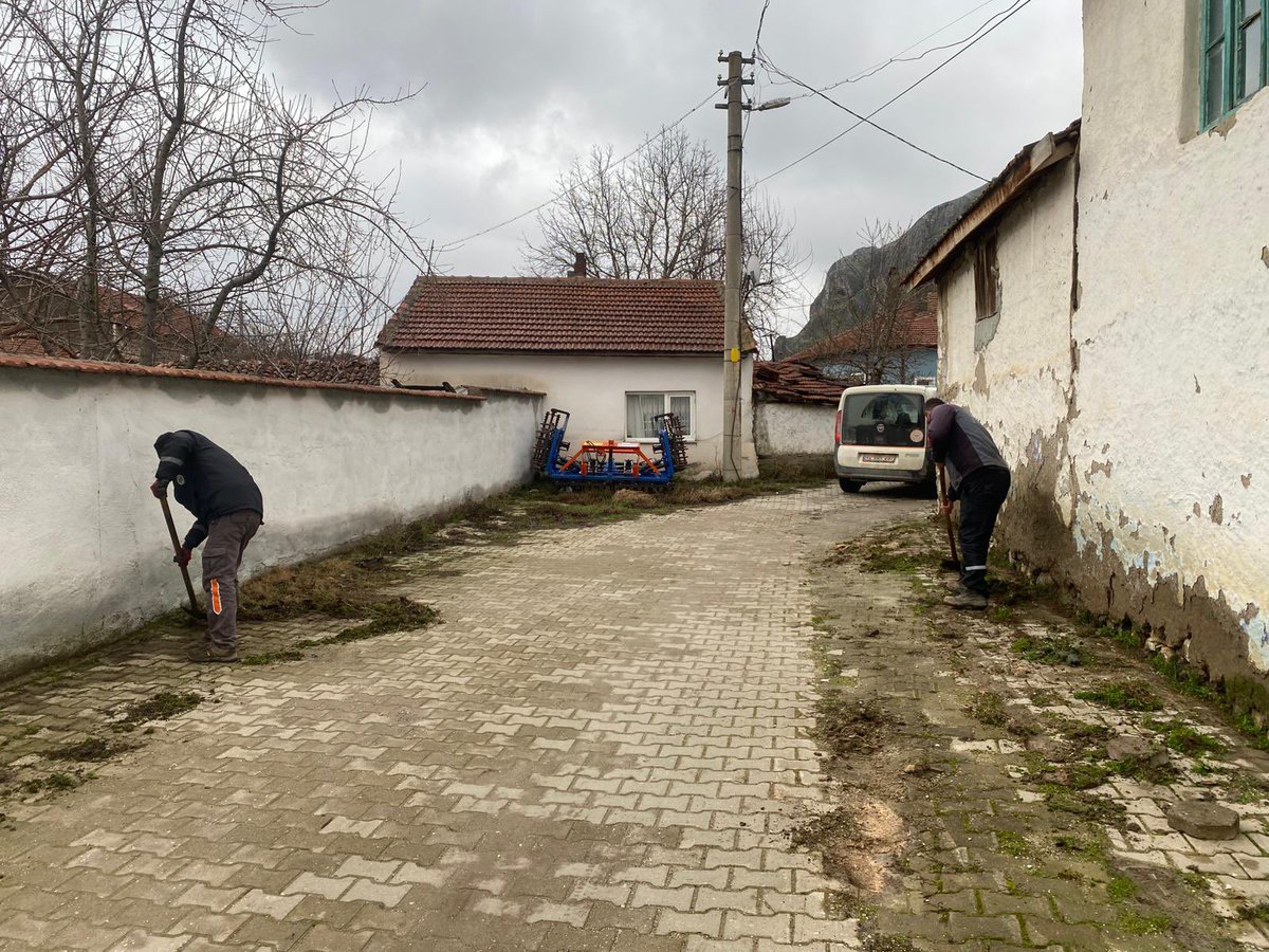 🚜🚧Belediye Başkanlığımız tarafında ilçemizde devam eden çalışmalar kapsamında; Başkanımız Sn. Serhat HAMAMCI’nın talimatları doğrultusunda ekiplerimiz Erenköy Mahallemizde bulunan mahalle içi yollarda stabilize malzeme yayarak yol iyileştirmesi, Dutluca Mahallemizde mezarlık