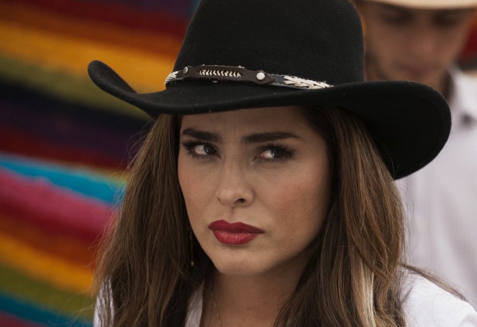 PasdeGavilanes's tweet photo. #PasiónDeGavilanes2 #PDG23 Norma desconfía del interés que Rosario demuestra por Juan David. https://t.co/Q0X1bjLhg9