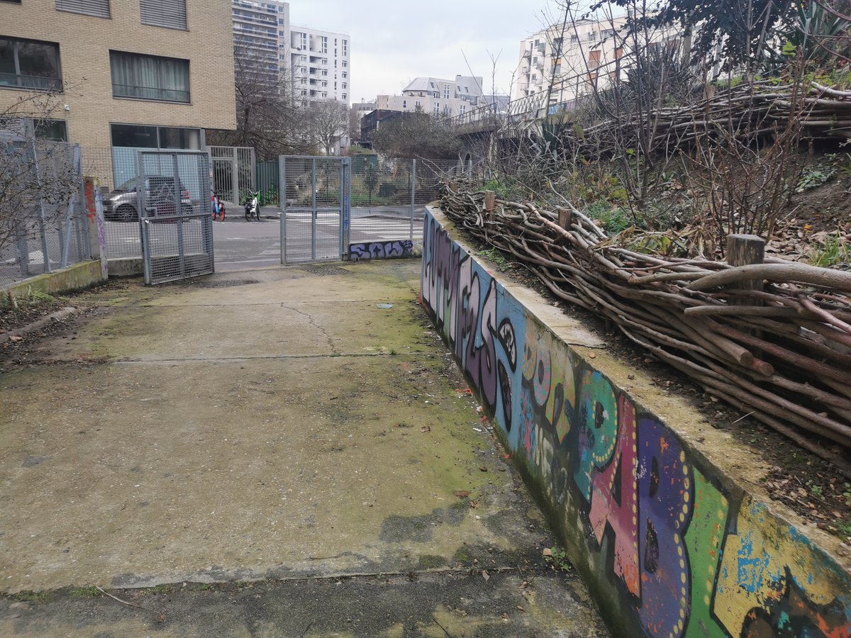 BBabeth75's tweet photo. @leparisien_pol Petite Ceinture Paris 19 : section Thionville/Ourcq. il y a  le descriptif du site par la Mairie : "créant des habitats propices à la faune et la flore" " Ces  tronçons sont un corridor écologique" etc etc :)  et la réalité : https://t.co/1qk46dTJCv