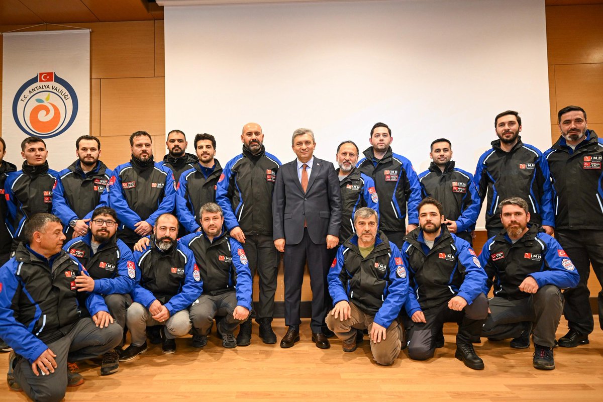 📍 Kepez Mimar Sinan Kongre Merkezi

6 Şubat Kahramanmaraş Depremlerinin 3. Yıl Dönümü dolayısıyla AFAD koordinesinde düzenlenen Anma Programı ve Arma Töreni’ne katılan  Valimiz <a href="/hulusisahin61/">Hulusi Şahin</a> 
Program kapsamında; AFAD’a akredite sivil toplum kuruluşlarına armalarını takdim etti.