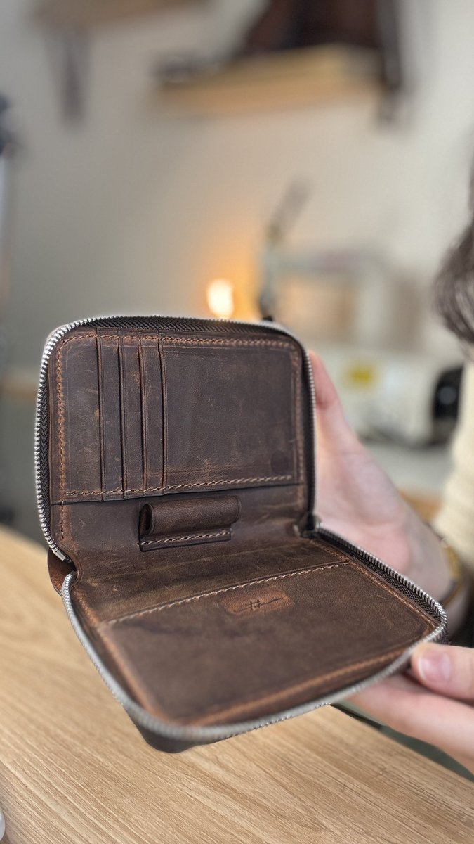 Handmade leather passport wallet ✈️
From this week’s tutorial.