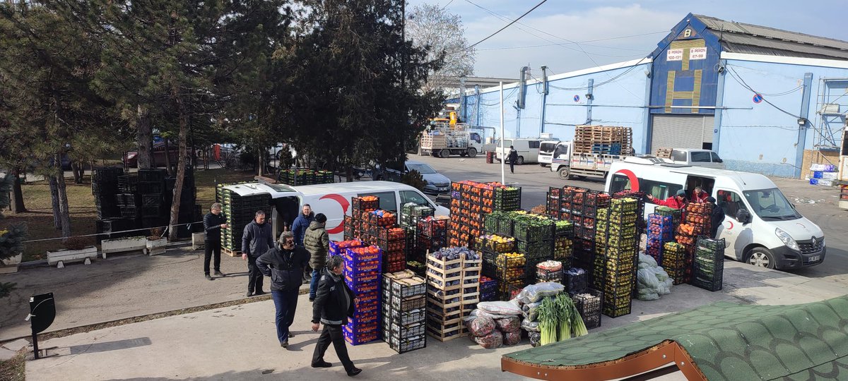 CeyhanGNDZ2's tweet photo. 6 Şubat 2023 depreminde hayatını kaybeden tüm vatandaşlarımıza Allah’tan rahmet, ailelerine başsağlığı diliyorum.
Büyük Ankara Hali Derneği olarak, esnafımız ile birlikte depremzede vatandaşlarımıza destek olabilmenin gururunu yaşadık ve yaralarımızı sarmaya devam edeceğiz. https://t.co/sqYvq36Zya