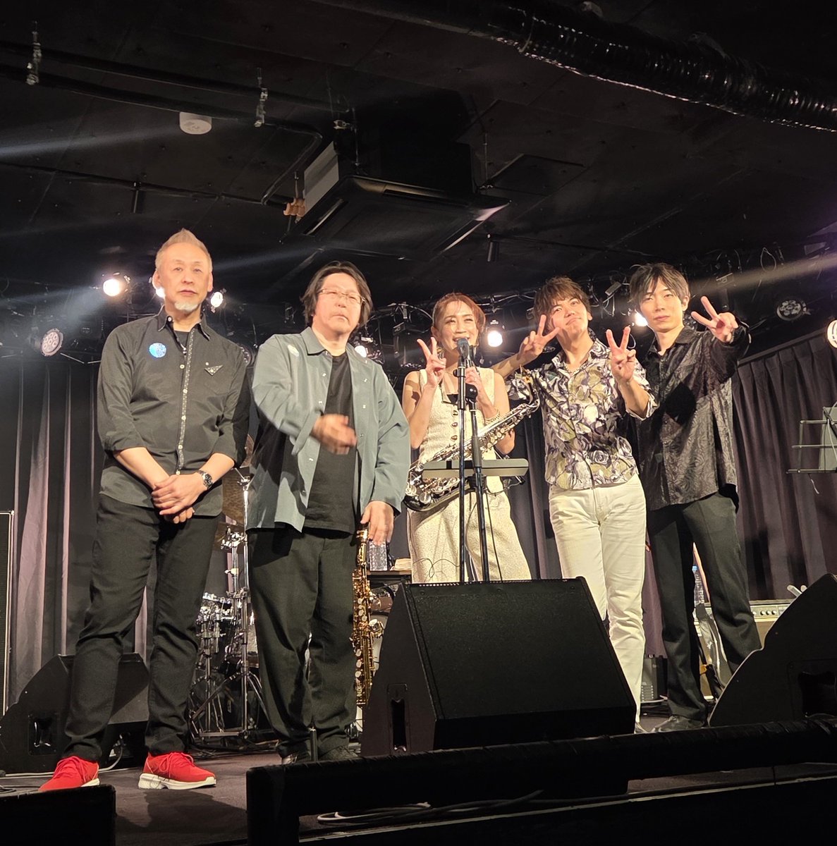 goro_FB_39's tweet photo. 寺地美穂さんの "URBAN MIRAGE"
RELEASE LIVE TOUR 2026を聴きに行ってきました🎷
運良く最前列が1席空いててベスポジで聴けました
どの曲もすごくメロディアスで音数も程よくてめっちゃいい演奏でした
#寺地美穂(Sax)
#安部潤 (Key)
#北川翔也(Gt)
#今井義頼(Dr)
#須藤満(Ba)
#URBAN MIRAGE
#JAMMIN' https://t.co/0OCsejHmKQ