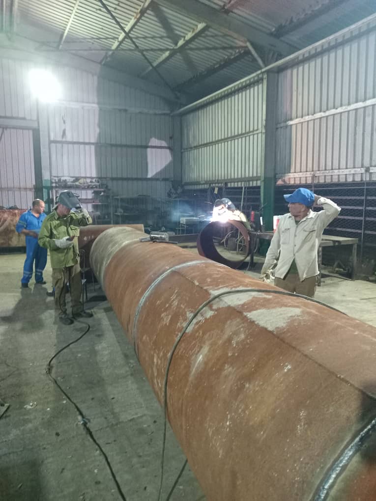 Los petroleros y brigada de ZETI desafían las condiciones climáticas y trabajan para culminar la tarea de fabricación de las chimeneas y así continuar nuestras producciones.  #PetrolerosPorCuba