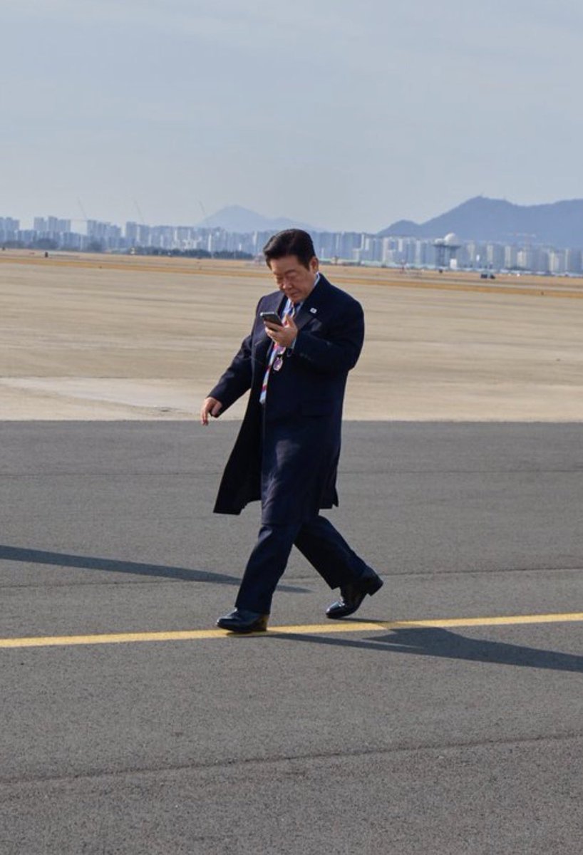 이사진 하염없이 바라봤네 애틋하고 짠하고 자랑스럽고 그랬슨
이렇게 보기에도 아까운 내대통령인데🥹