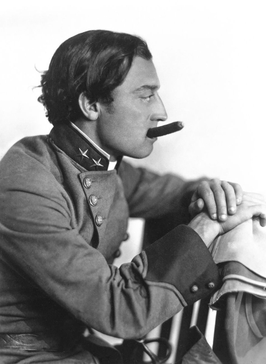 BusterKeatonSoc's tweet photo. Promotional photos of Buster Keaton's "The General," 1926.

#oldhollywood #damfino #silentfilm https://t.co/Bd4zTpJdqz