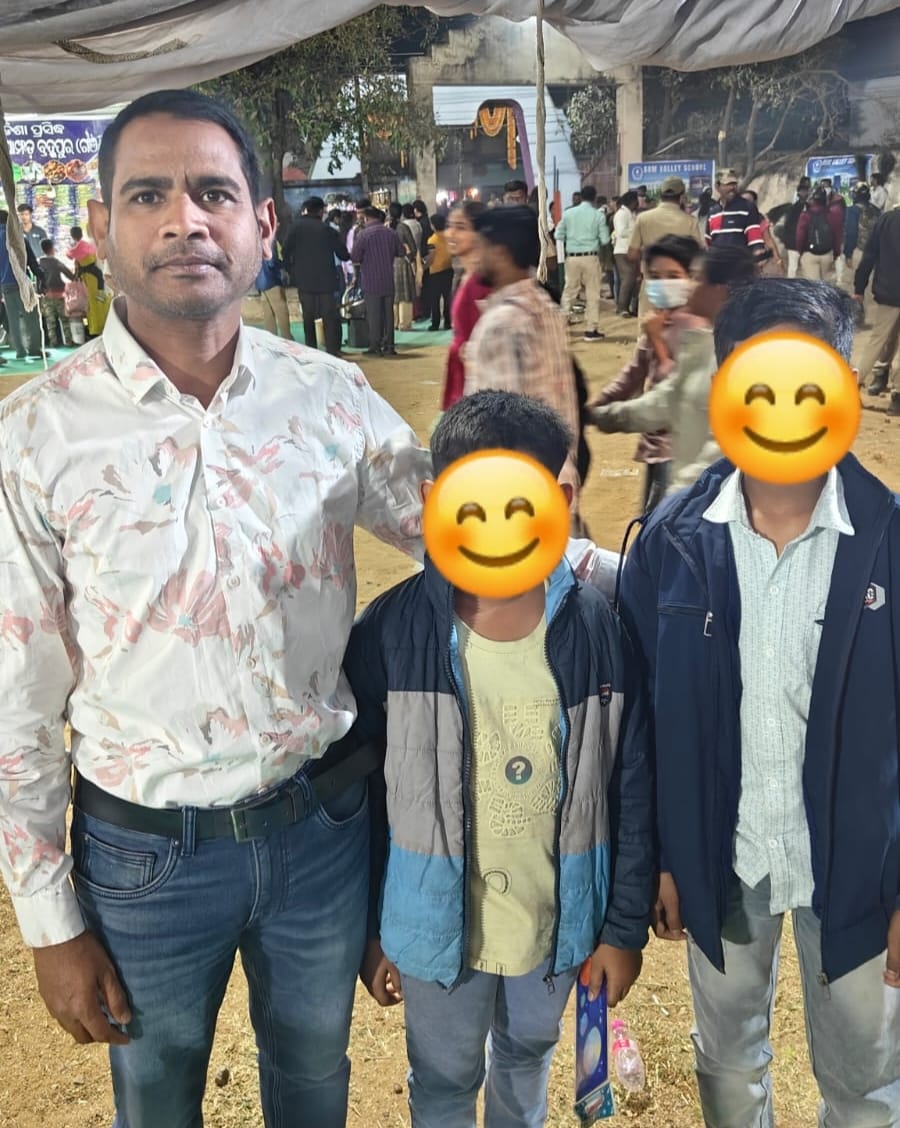SPNUAPADA's tweet photo. Nuapada Police promptly rescued 3 children that went missing at Khariar Mohatsav and successfully reunited them with their families.
🔰 Nuapada Police:- Always at your service, always for your safety.
#NuapadaPolice #ChildSafety #MissingChildrenFound #SafeAndSecure #PoliceForPeople
#communitypolicing
@DGPOdisha
@odisha_police
@CIDOdisha
@digswrkoraput
@DM_Nuapada