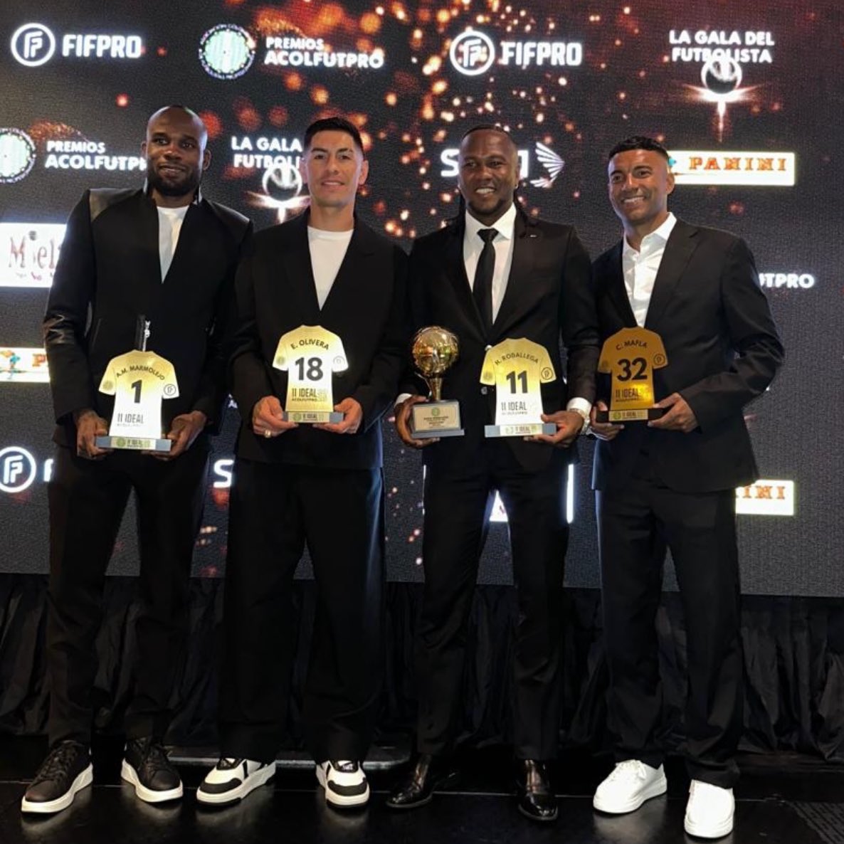 ¡Leones galardonados! 🦁🎖️

📌 Mosquera Marmolejo 🧤, Turro Olivera 🇦🇷, Christian Mafla 🛡️ y Hugo Rodallega 🌟 fueron elegidos en el XI Ideal del 2025 en los premios <a href="/acolfutpro/">ACOLFUTPRO</a> .

🏅 Hugol también fue escogido el mejor jugador del año.