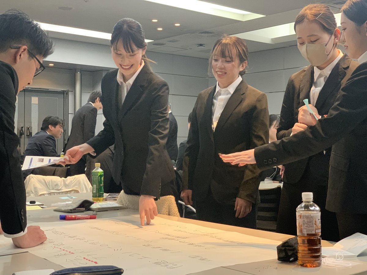 agha_jp's tweet photo. 産学連携1Dayワークショップ レポート②
#グラハン の未来を考える各種お題をテーマに、初めて顔を合わせた学生さん達がグループで楽しく議論！ラストは素晴らしいチームワークでプレゼン完了🫡
#空港
#グランドハンドリング https://t.co/LgIWbpRTR7