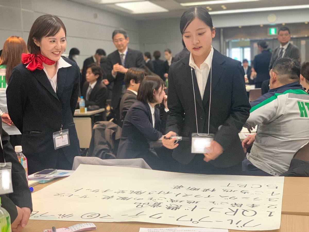 agha_jp's tweet photo. 産学連携1Dayワークショップ レポート②
#グラハン の未来を考える各種お題をテーマに、初めて顔を合わせた学生さん達がグループで楽しく議論！ラストは素晴らしいチームワークでプレゼン完了🫡
#空港
#グランドハンドリング https://t.co/LgIWbpRTR7