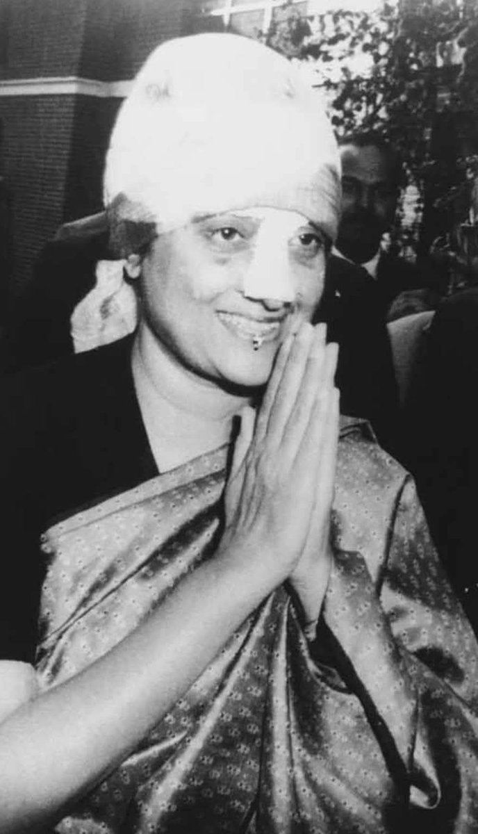 1967 साली इंदिरा गांधी यांच्यावर भुवनेश्वरमध्ये सभेदरम्यान दगडफेक झाली होती. त्यांच्या नाकाला गंभीर दुखापत झाली, तरीही त्या एक महिला असूनही व्यासपीठ सोडून पळून गेल्या नाहीत. त्या ठामपणे उभ्या राहिल्या.

आणि आज परिस्थिती अशी की एका पुस्तकातील काही पानांपासून घाबरून देशाचा