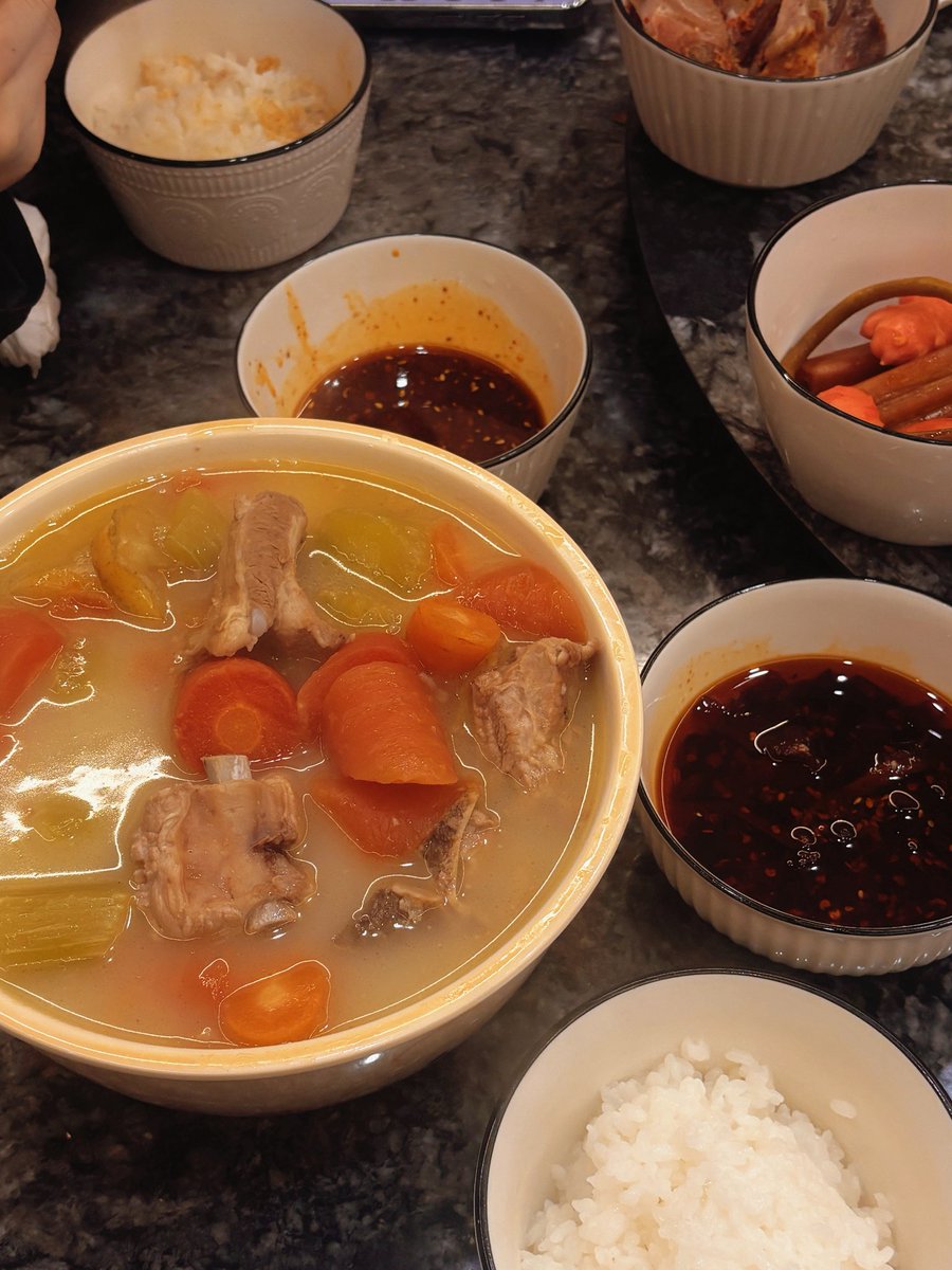 做了排骨汤，把家里最后一颗苹果切片放进去一起煲了🪄