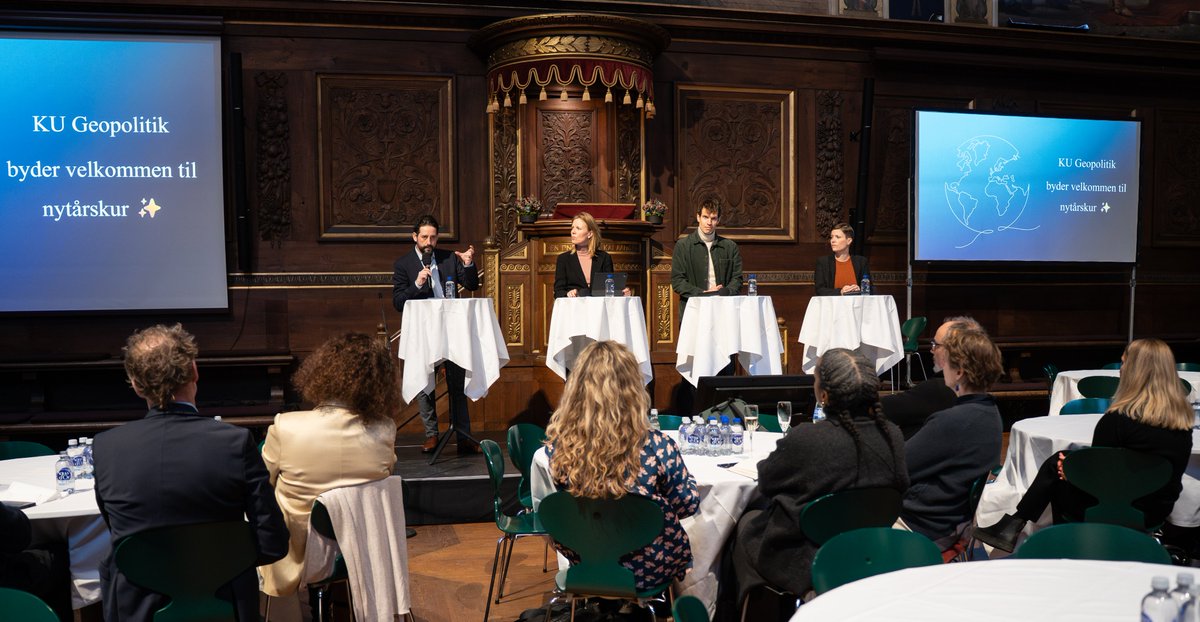 MilstudiesCPH's tweet photo. 🌍 CMS til KU Geopolitiks nytårskur
To forskere fra CMS deltog til KU Geopolitiks nytårskur. Katja Lindskov Jacobsen talte om Europas sydlige naboregion og globale Syd-perspektiver, og Tobias Liebetrau om hybride trusler mod Danmark og Europa.

Foto: Bettina Illemann Larsen https://t.co/mIPRtyvyZ1