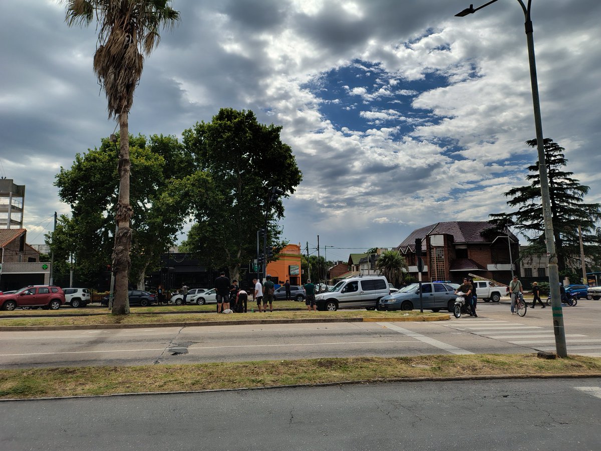 #Rosario #callesdeRosario
Bv Rondeau y Vila. 
Brutal accidente persona mayor de edad no alcanza a cruzar el boulevard a tiempo, resulta atropellado por vehículo particular. No existen semáforos para peatones en el Bv.
<a href="/CalleDeRosario/">CalleDRosario</a> 
<a href="/emergenciasAR/">red de emergencias</a> 
<a href="/TransitoRos/">Tránsito Rosario</a> 
<a href="/TransitoRosOk/">Tránsito Rosario y más</a>