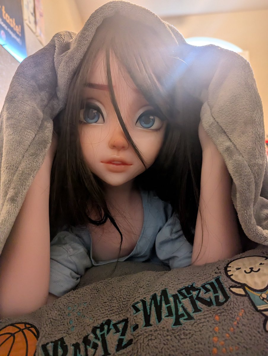 HarunaNingyo's tweet photo. Good morning and happy Friday!🥰 #fridayfeels #sunlightmagic #cozyblanket https://t.co/GhnMOW31yU