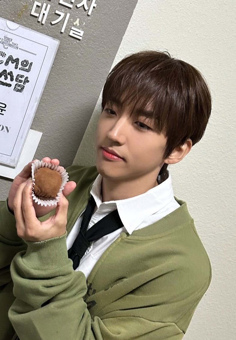 아니 이거 너무 귀여운거 아니에요?!?
둘 중에 뭐가 두쫀쿠인지 모르겠네