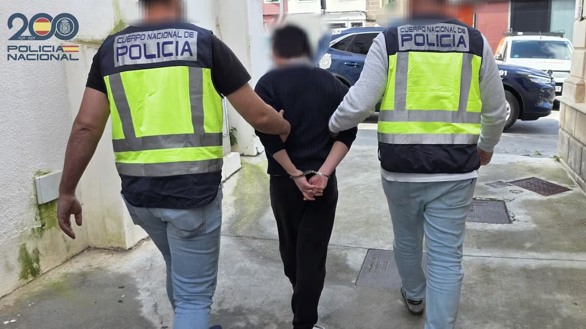 eduardomenoni's tweet photo. 🇪🇸🚨| ÚLTIMA HORA: Ha sido detenido un hombre por retransmitir en tiempo real vídeos en los que agredía sexualmente a su hija menor en Madrid. La policía llegó a él gracias a una denuncia anónima. ¡Buen trabajo de la policía! Un asqueroso PEDÓFILO menos, fuera de circulación. https://t.co/hMUq6mQclS