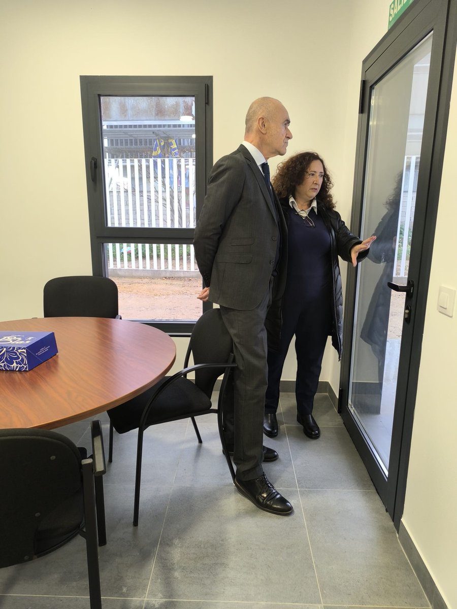 Hoy por fin se ha inaugurado la nueva sede del Distrito Bellavista-La Palmera, un edificio impulsado y construido por el PSOE para mejorar la atención a los vecinos. 
Llega tres años tarde, un retraso incomprensible, pero por fin es una realidad.  Y es lo que Bellavista merece.