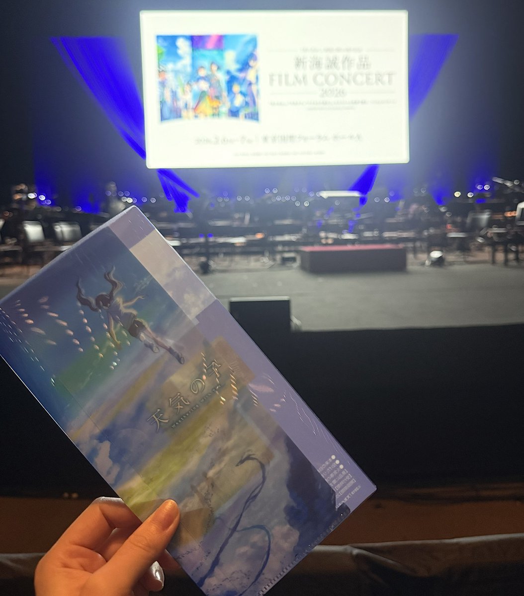 koi_macha's tweet photo. いや、ど真ん中は分かってたけど最前席とは聞いてない🥹！神席すぎてもう死んでもいいと思ったくらい良かった😭✨️
RADWIMPSの音楽をずっと浴びれて充実感半端ない🎶
明日も公演あるから感想は後日…😌
 #新海誠作品フィルムコンサート https://t.co/mpZljr5tae