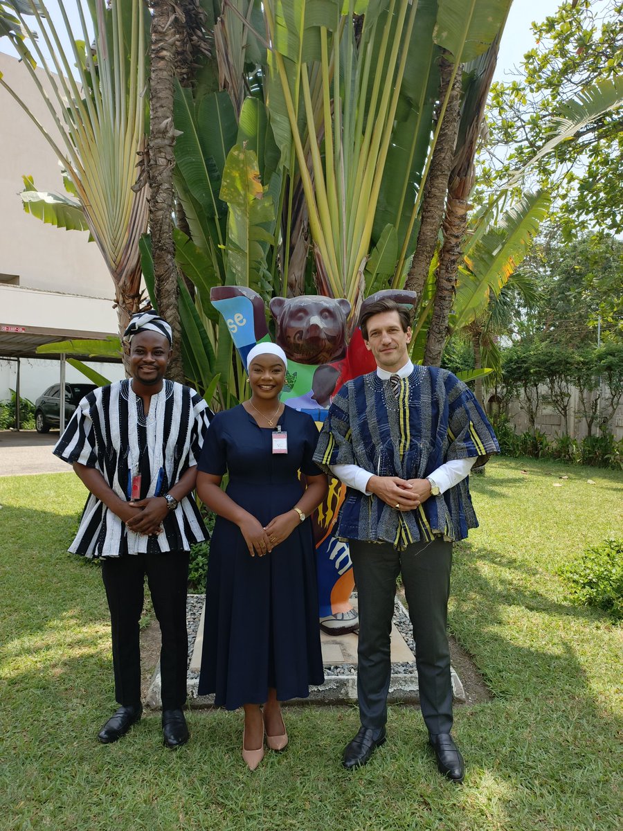 GermanAmbGhana's tweet photo. Breaking news from #FuguFriday: I just upgraded my diplomatic wardrobe thanks to the remarkable young leaders of Future Leaders MUN &amp; EcoGreen Oases Legacy. With the @EuropeInGhana already setting the tone, staying on the sidelines was impossible.
#SmockChallenge @GermanyinZambia https://t.co/6YtEd9JHli