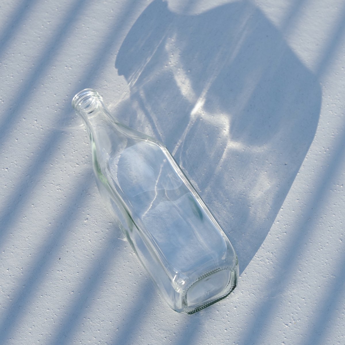 🫙E−500角（HC）🫙（衛藤オリジナル商品）
容量：NET 500ml
サイズ：対辺65mm x H 230mm

四角い形の調味料びんです。
つゆやだしなどにいかがでしょうか✨

#ガラスびん #glassbottles