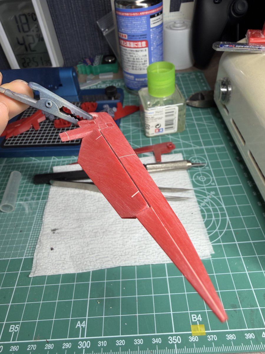 背部バインダーの補助翼？を、可動式に

ここからもう少し自然な形に成形していきます。