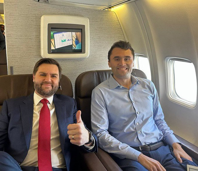 AmericaRedVoice's tweet image. Almost half of Americans don't like JD  Vance, if you love him Give me Thumbs-Up👍!!