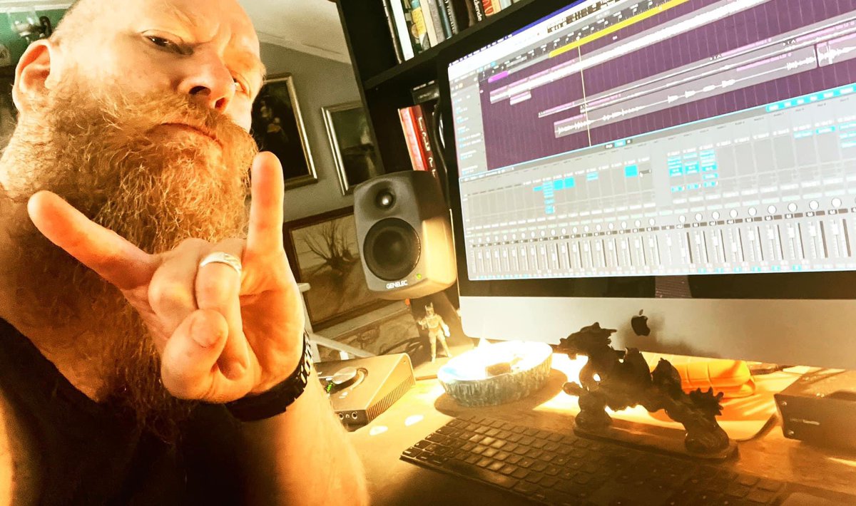 pmsaari's tweet photo. Going through and comping some recorded bass and leadguitars. Rollinβ. #studiointhebox #homestudio #recording #recordinthebox https://t.co/1oAEZn6AJx
