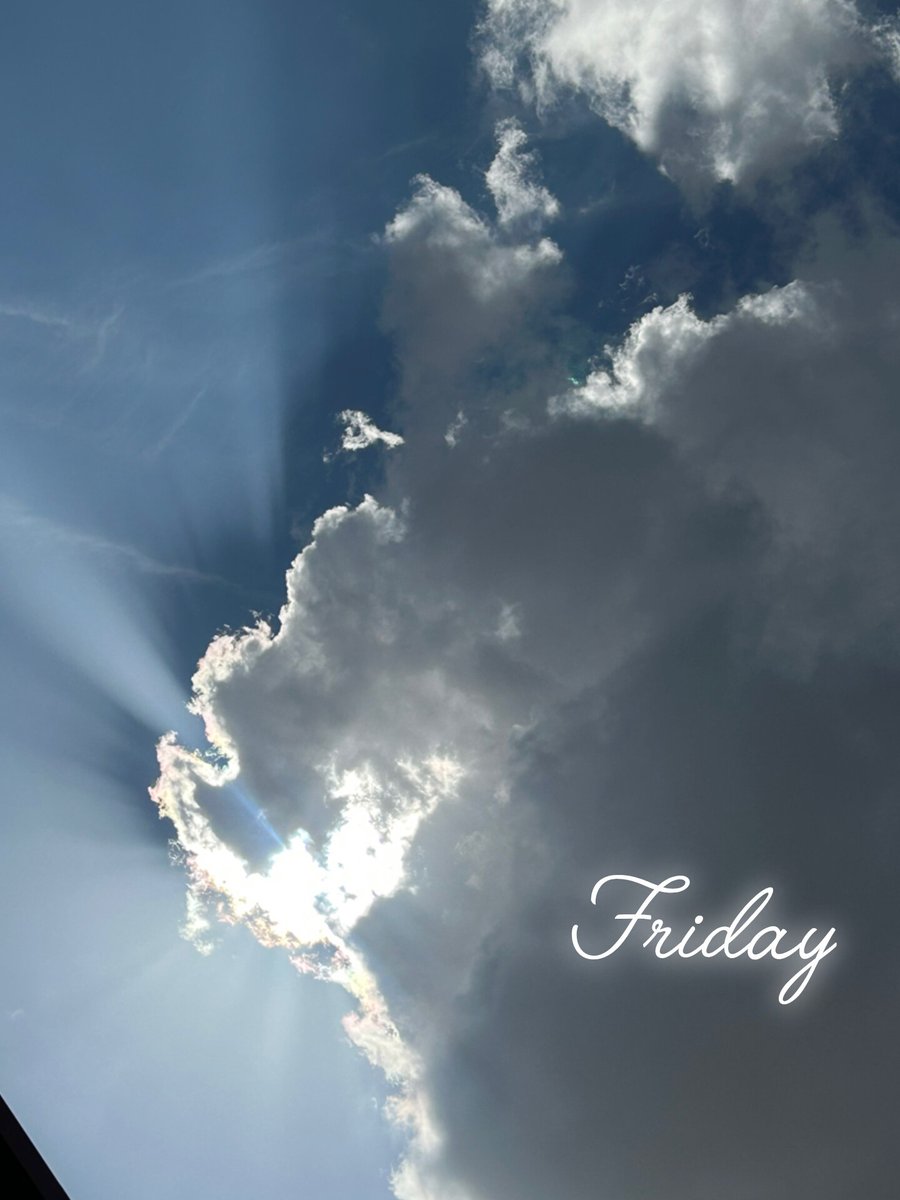 اجواااء الجمعه  خيااااااااال  ❄️☁️
صوره من السياره  📷