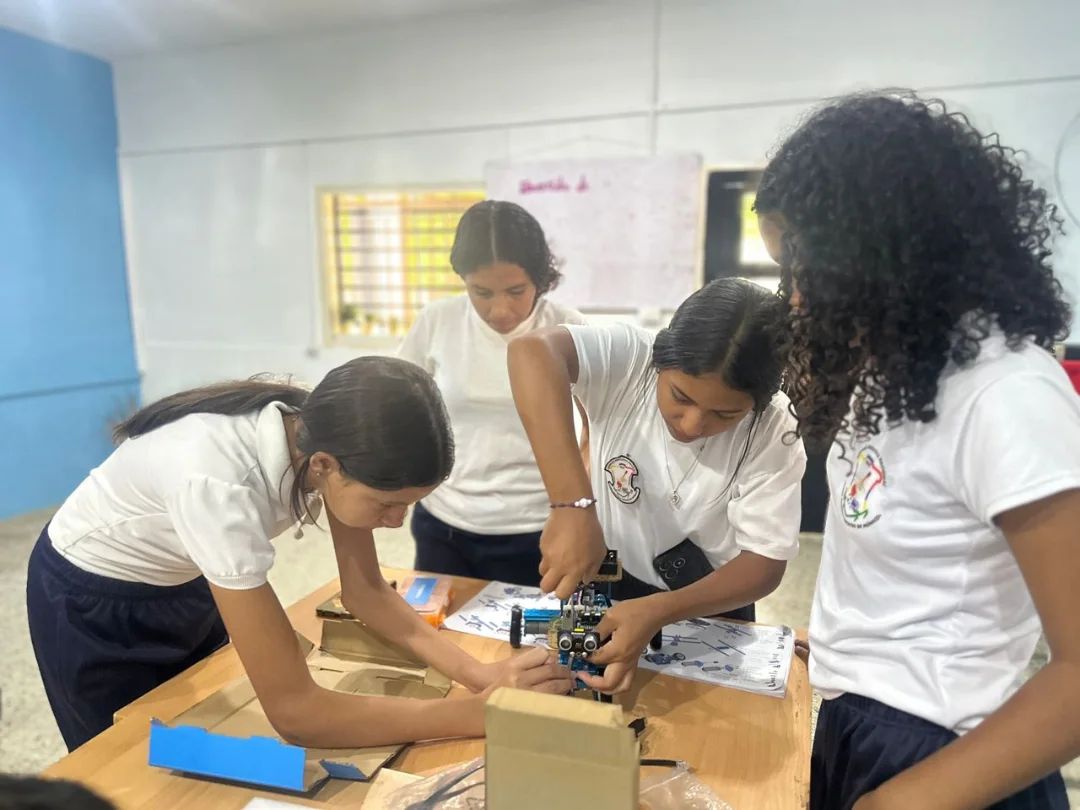 Robotica Lara tweet media