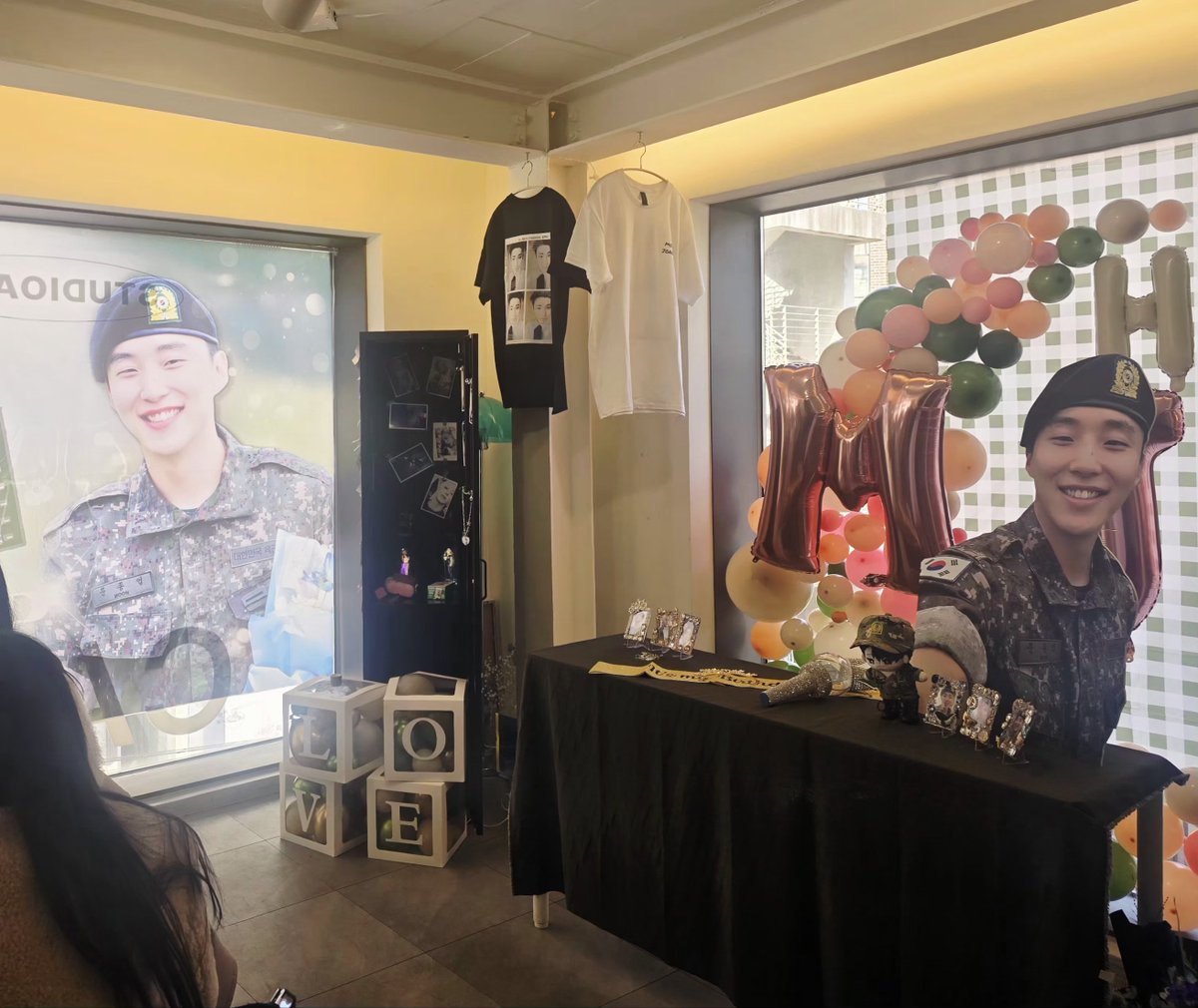 7j8gjup's tweet photo. 올해 종업이 못볼뻔 했는데 덕분에 가까이서 좋으신 분들과 생일 축하해 줄수 있었어요. 너무 감사합니다!😭
너무 너무 고생 많으셨어요~
정신없어 휘리릭 봤는데도 왤케 이쁜 소품들이 많은지요~~
#문종업 생일인데 이정도는
#TURN_UP 해야지
#군백기 우리사랑 못막아
#MOONJONGUP https://t.co/XazWhQFqky
