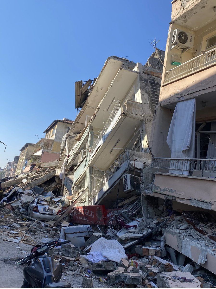 Aşağıdaki fotoğrafı Antakya’da çekmiştim . 7 Şubat 2023.Antakya’nın en sevdiğim caddesini zar zor bulmuştum ve bu haldeydi. Asla unutmayalım ! 
*Hatay depremde kaderine terk edildi . Yardım çok geç geldi. Çadır, battaniye çok gecikti.Sebebini sonra anladık . Kerem Kınık. 
*