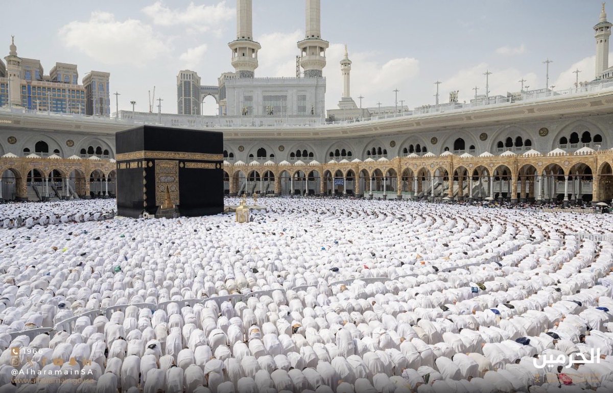 قال الإمام أحمد بن حنبل - رحمه الله - لو علمت أن لي دعوة مستجابة لصرفتها لولي الأمر لأن في صلاحه صلاح الرعية.
اللهم في هذه الساعة المباركة من يوم #الجمعة وفق #خادم_الحرمين_الشريفين #الملك_سلمان_بن_عبدالعزيز_آل_سعود وولي عهده صاحب السمو الملكي الأمير #محمد_بن_سلمان لما تحب وترضى