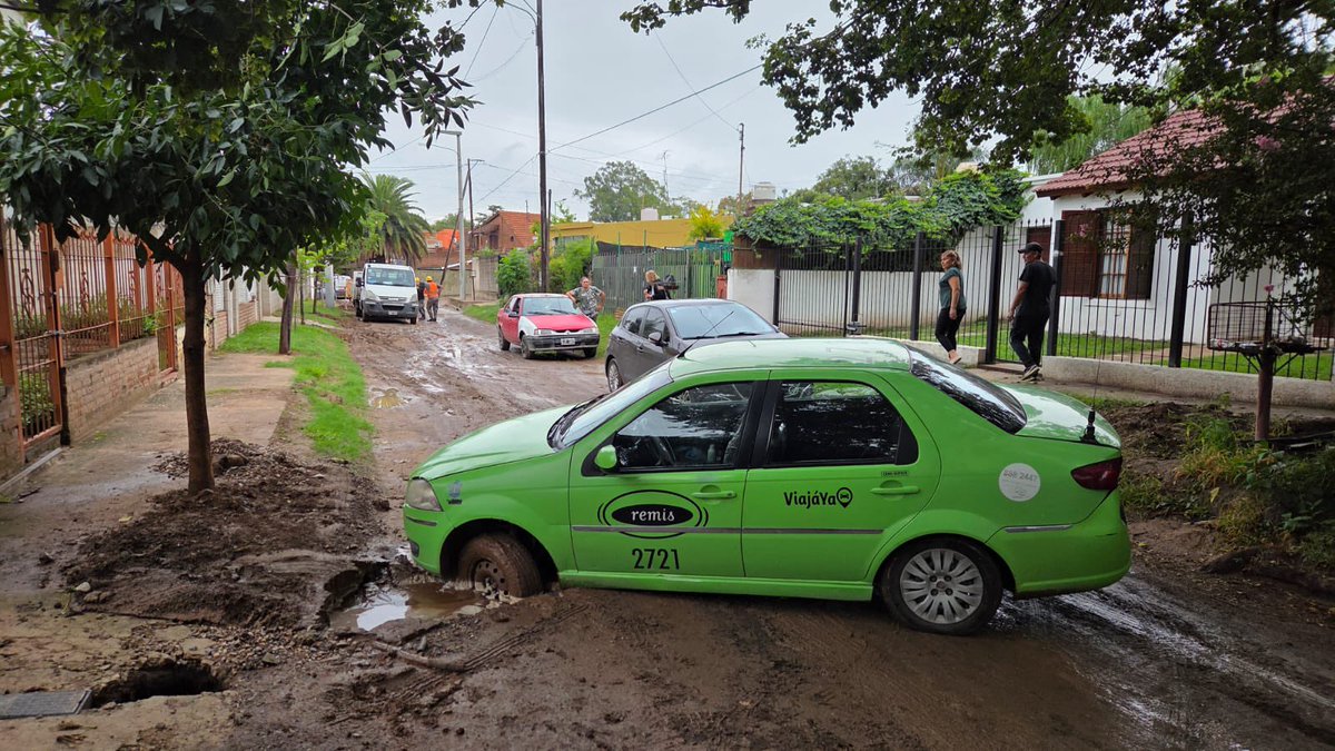 macu_PC's tweet photo. @canal10cba @ElDoce @telefecordoba  Son una vergüenza las obras que están realizando en Argüello . Hace tres meses aproximadamente que estamos con esto en nuestra cuadra,esperando un posible asfalto…necesitamos respuesta y ayuda … https://t.co/aNHxwrvEjb