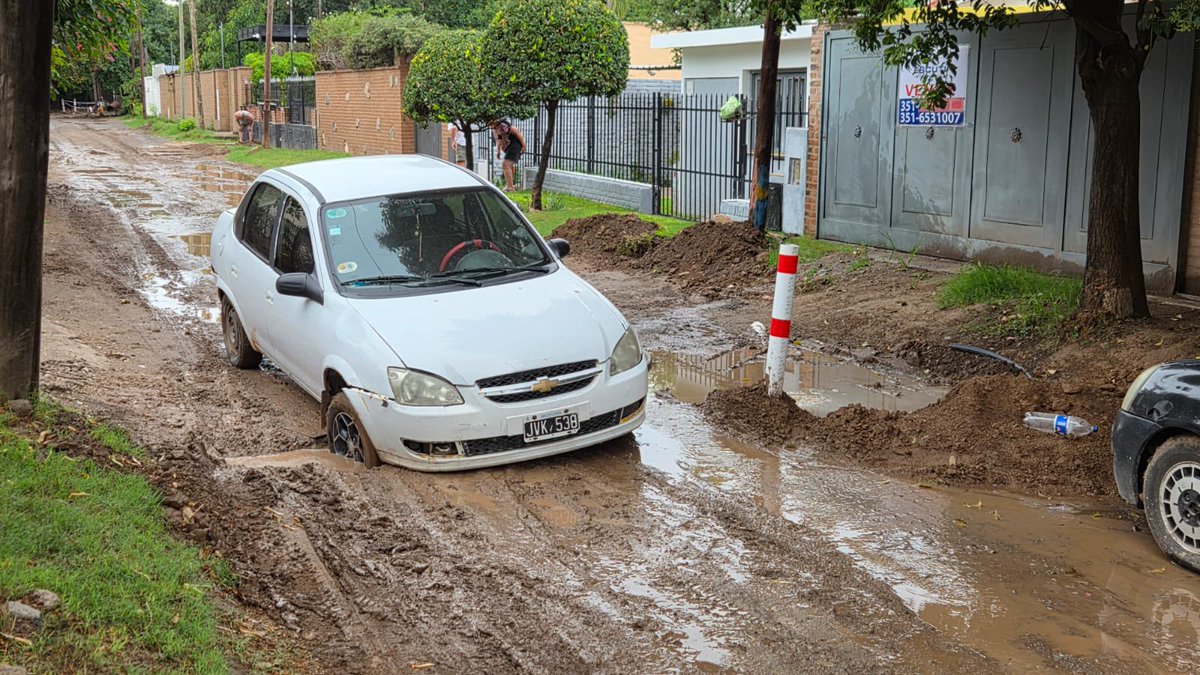 macu_PC's tweet photo. @canal10cba @ElDoce @telefecordoba  Son una vergüenza las obras que están realizando en Argüello . Hace tres meses aproximadamente que estamos con esto en nuestra cuadra,esperando un posible asfalto…necesitamos respuesta y ayuda … https://t.co/aNHxwrvEjb