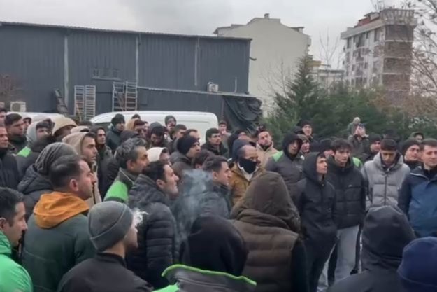 PatronsuzGazete's tweet photo. Direnen Kolay Gelsin işçileri kazandı! 💪
Baskıya, tehditlere ve patron zorbalığına karşı birlik olan işçiler, haklarını söke söke aldı. Bu zafer tüm işçi sınıfına umut, tüm patronlara uyarıdır: Direnen kazanır!
https://t.co/sarMifCZ0F... https://t.co/Egu2IDkOqo