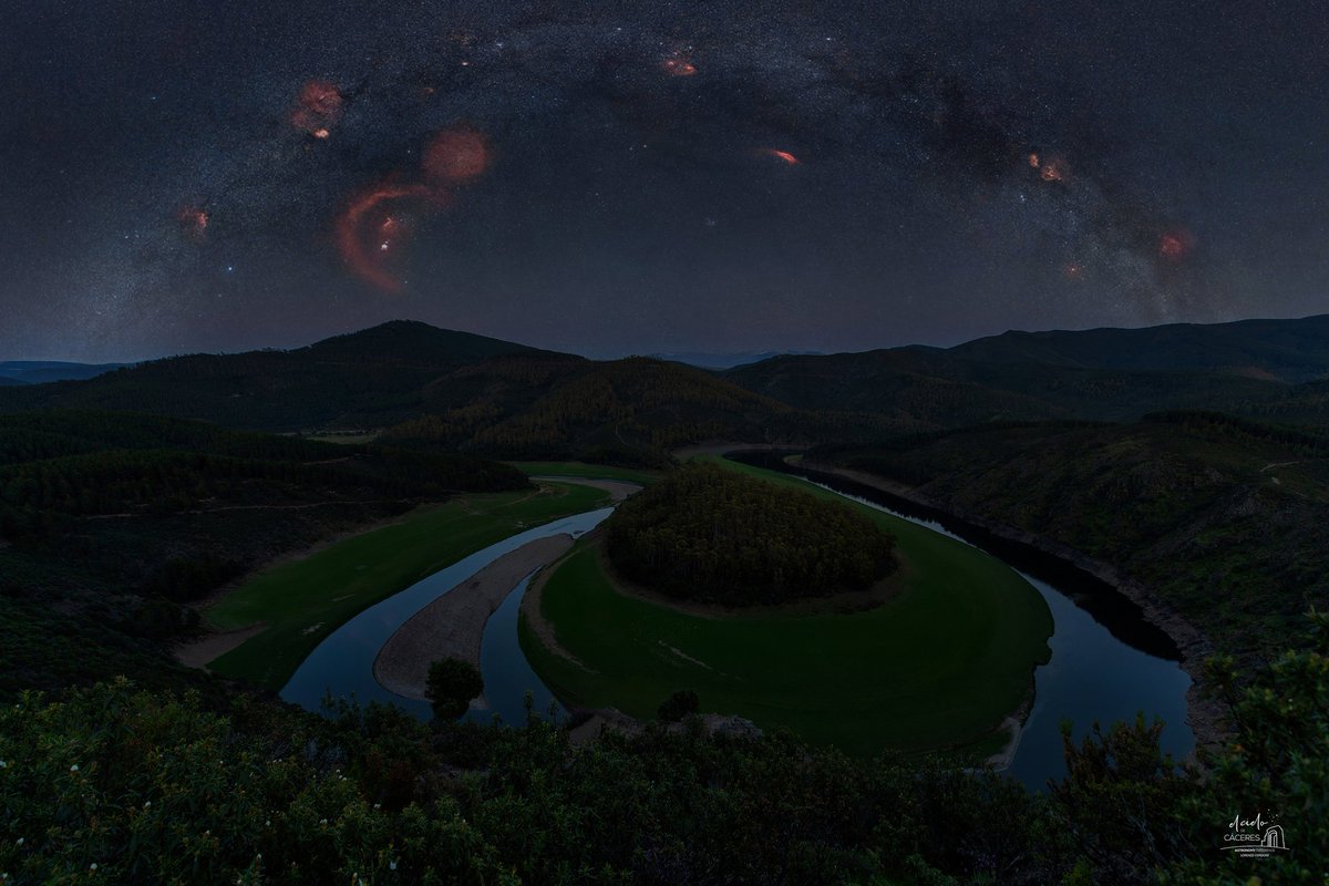 Donde el río se curva para alcanzar las estrellas.
El Meandro el Melero y el brazo tenue de la Vía Láctea invernal en la comarca de Las Hurdes. 
Extremadura sigue demostrando por qué es un referente mundial para la observación astronómica.
#cielosESA