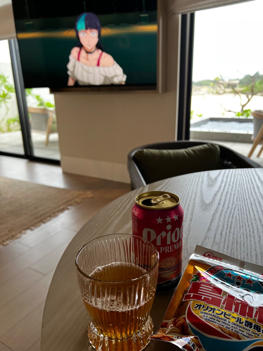 MaA_F06's tweet photo. ラグジュアリーホテルはターンダウンも最高だよね🥺😭ぐちゃぐちゃのコードを留めてくれてナイトチョコレートもありお部屋すべて整えてくれてホッとする🥺丈夫なメガネ拭きは持ち帰らせていただきます🫡w https://t.co/h81Ck4wVjF