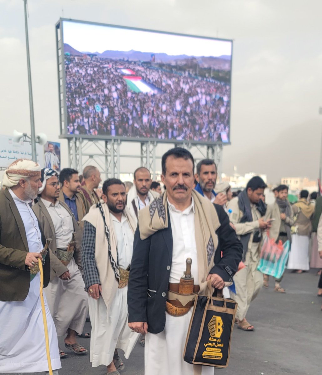 من الميدان العظيم
وهذا الجمع العظيم نحمد الله على نعمة القائد العلم يحفظة الله تعالى الذي جعل اليمن إسما عاليا
#سيد_القول_والفعل