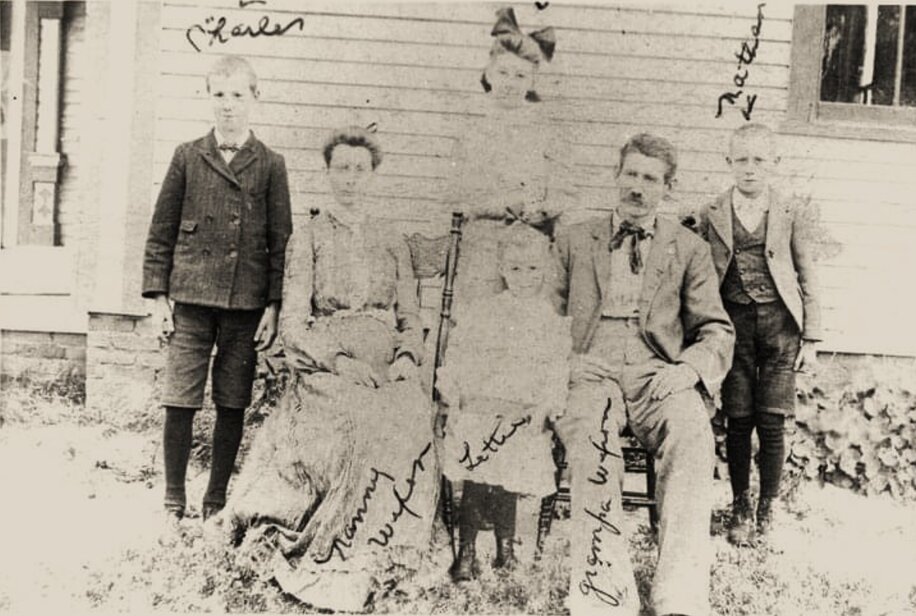 Mayflower Descendants: Who’s Who, Part 53 (part 2) bit.ly/4qpemsN #genealogy #familyhistory #ancestry #Mayflower
Photo: the Wixon family. Credit: Jennifer (Koehler) Mackall.