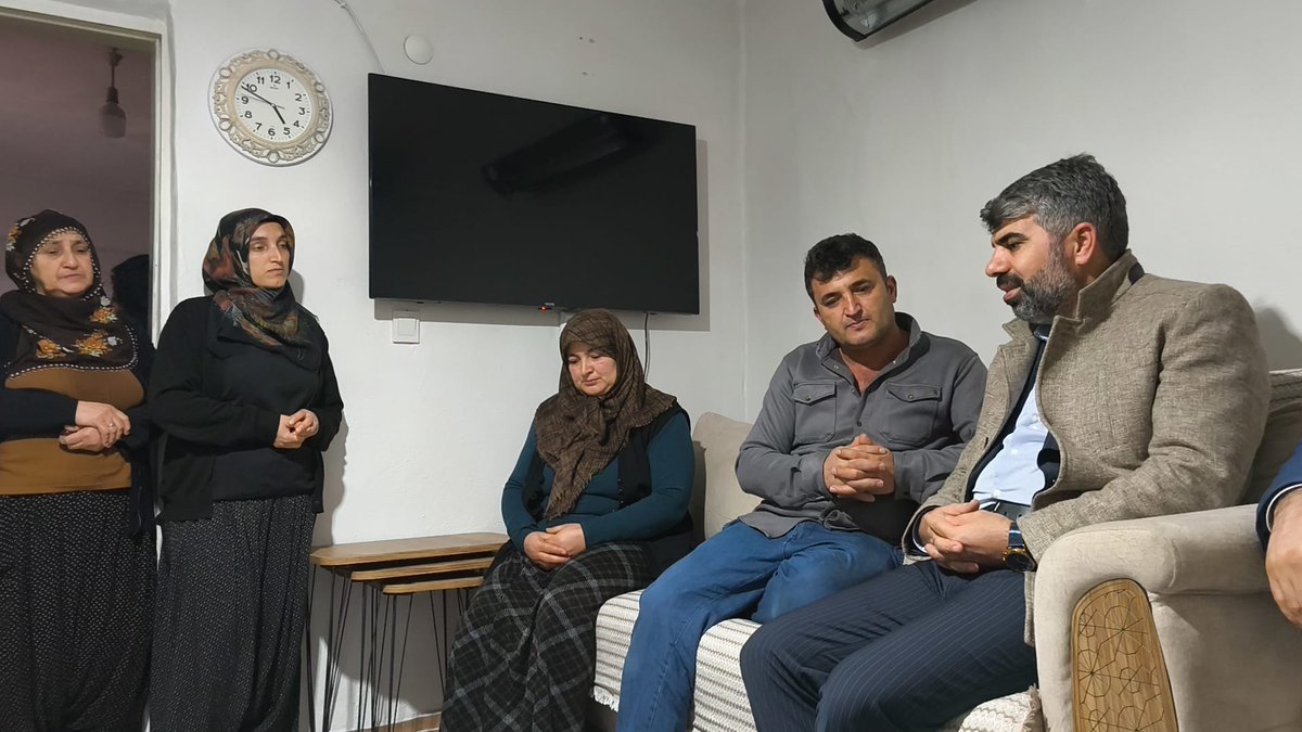 HÜDA-PAR Mersin Milletvekilimiz Sayın <a href="/FarukDinc_/">Faruk Dinç</a>, 6 Şubat depremlerinde ailesinden 23 ferdini kaybeden Hanım Uslu’yu ziyaret etti.
Depremde vefat edenler için dualar edildi.
Rabbimizden vefat edenlere rahmet, geride kalanlara sabr-ı cemil niyaz ediyoruz.