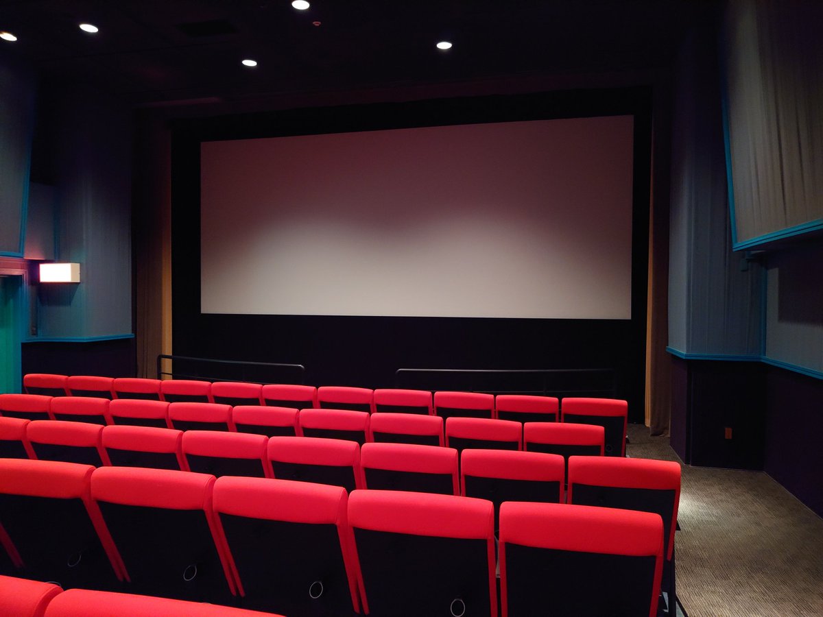 スクリーン2 7.1×3.1mのシネスコスクリーン プロジェクターはレーザー