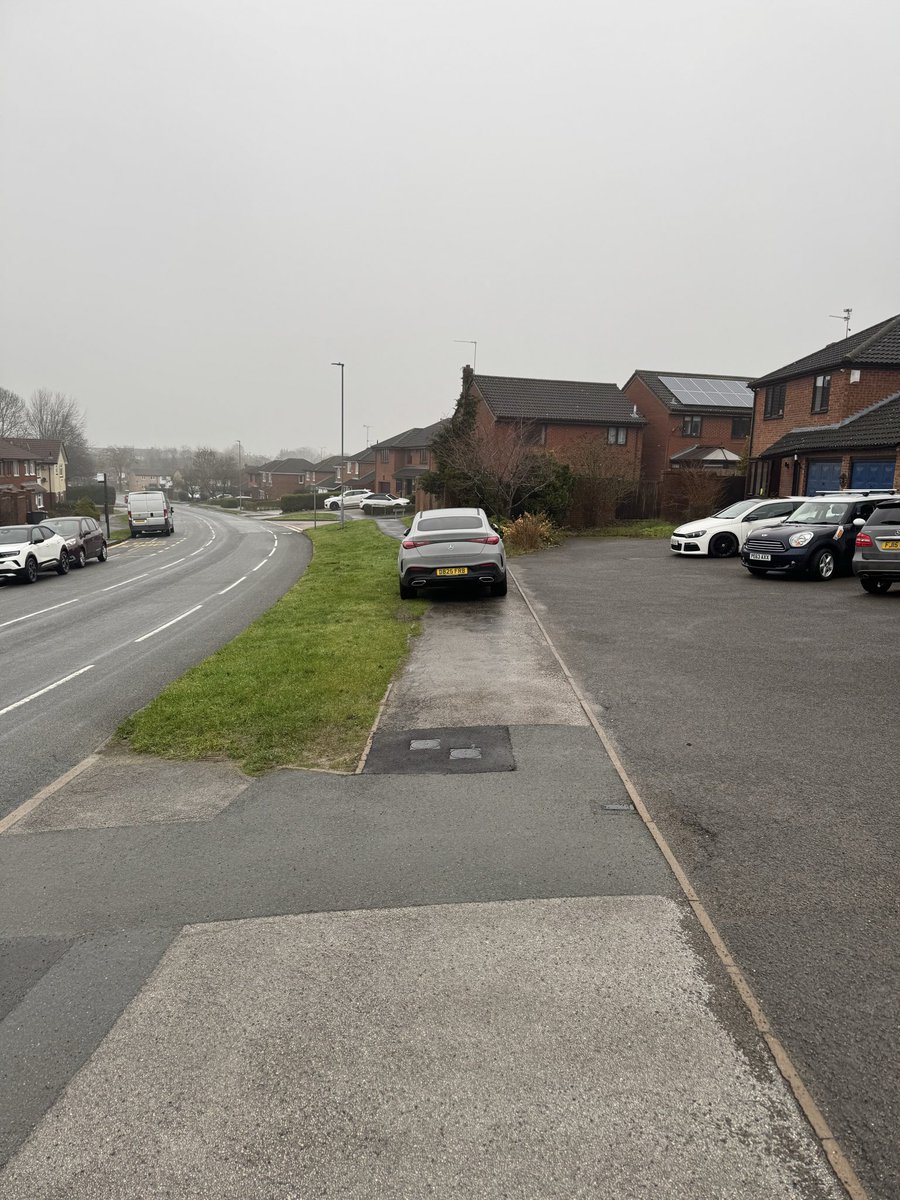 gram1974's tweet photo. @NorthantsPolice surely this be a motoring offence of some kind? https://t.co/nq8SiiVKlJ
