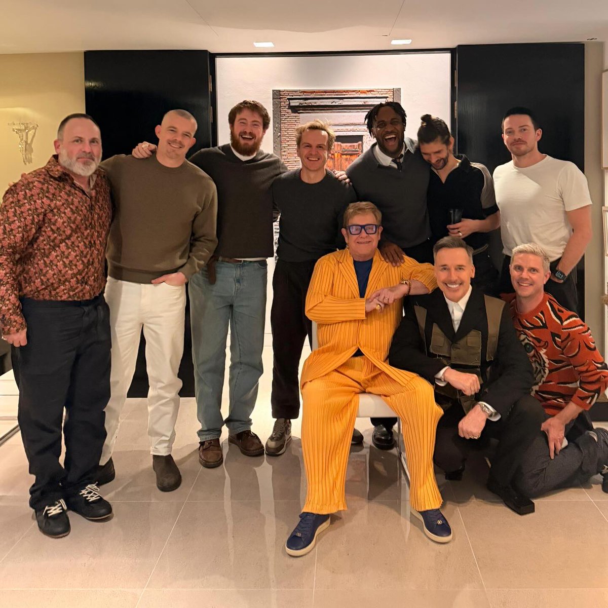 anyaltman's tweet image. vi q esta foto la subio una cuenta updates d kit connor y estuve 30 minutos mirandola pensando pa se equivocaron hasta q les hice zoom a las caras Y ES EL BARBUDO what the hell adios babyface welcome bear face