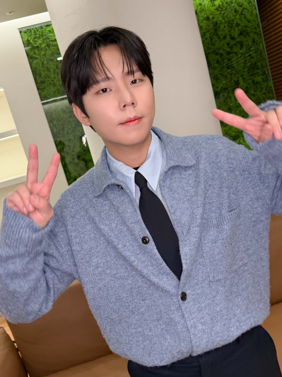 meet_the_seung's tweet photo. 정승환과 함께한 <퇴근길 라이브>🚗

특별한 무대에서 맞이한 2월의 첫 금요일!
이번 한 주도 모두 고생 많으셨습니다💛

🎼 SET LIST

01. 너였다면
02. 비가 온다
03. 행복은 어려워
04. 앞머리 
05. 보통의 하루 
06. 눈사람

#정승환 #JungSeungHwan 
#퇴근길라이브 https://t.co/j97Y4t2l5q