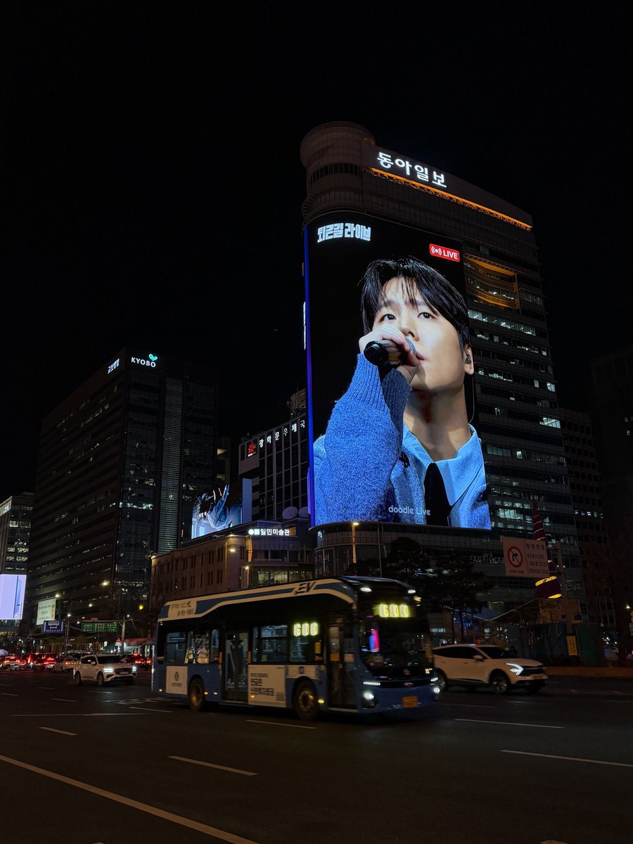 meet_the_seung's tweet photo. 정승환과 함께한 <퇴근길 라이브>🚗

특별한 무대에서 맞이한 2월의 첫 금요일!
이번 한 주도 모두 고생 많으셨습니다💛

🎼 SET LIST

01. 너였다면
02. 비가 온다
03. 행복은 어려워
04. 앞머리 
05. 보통의 하루 
06. 눈사람

#정승환 #JungSeungHwan 
#퇴근길라이브 https://t.co/j97Y4t2l5q